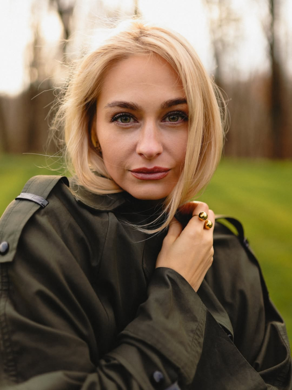 Анастасия Цимбалару в стильном аутфите прогулялась по парку