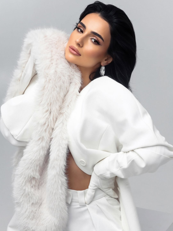 Анна Тринчер показала модный образ на соблазнительных студийных кадрах