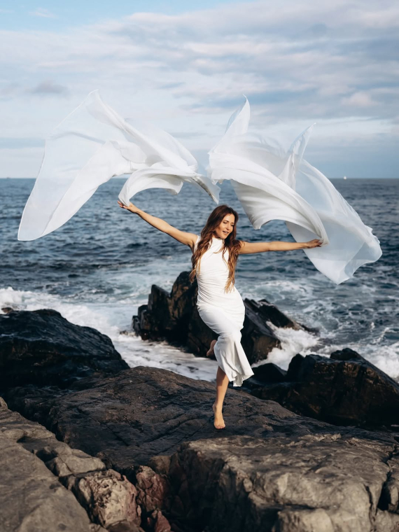 Наталка Денисенко з білою тканиною в руках влаштувала чуттєву зйомку біля моря