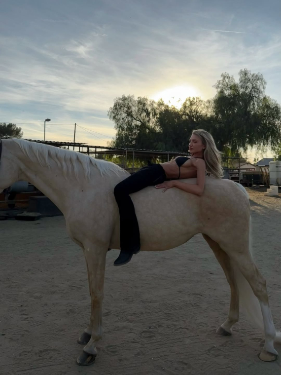 Габриэль Эпштейн в черном бикини снялась на белом коне