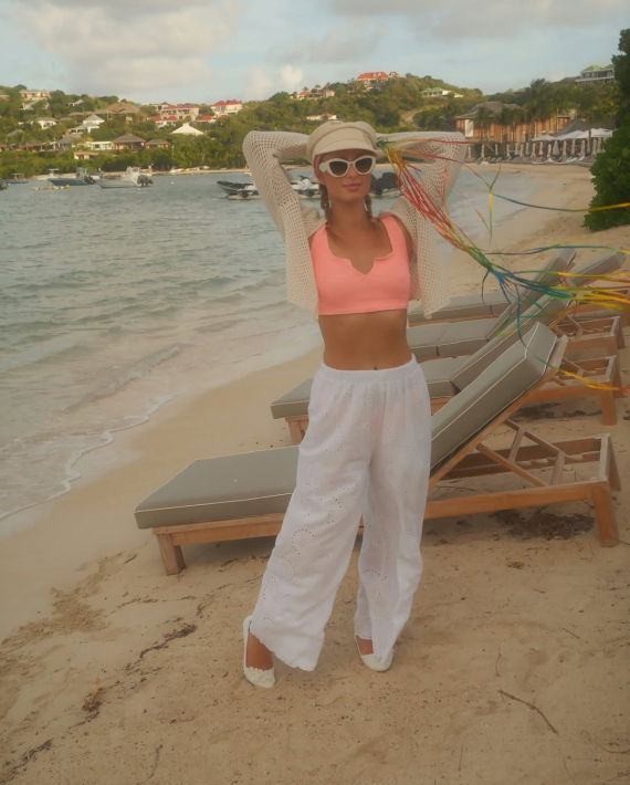 Періс Гілтон показала, як провела час з донькою та сином на пляжі