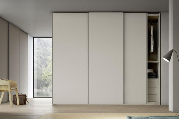 На такой товар как шкаф-купе цена зависит от стоимости раздвижной системы