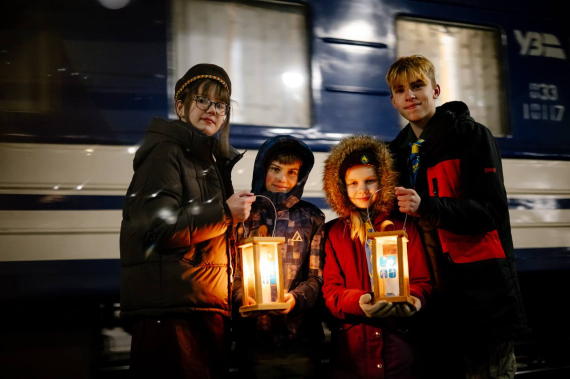 Огонь мира из Вифлеема доставили в столицу и передадут в общины и учреждения