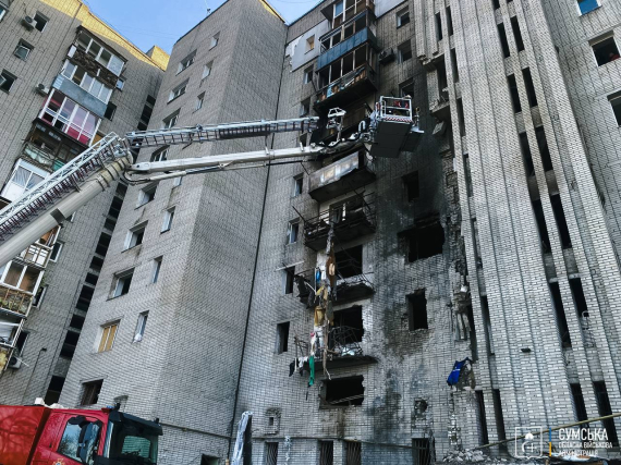 Удар РФ по житловому будинку в Охтирці спричинив масштабні руйнування