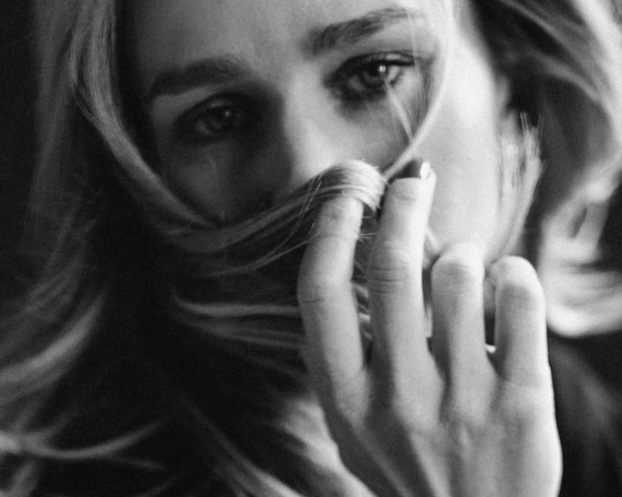 Екатерина Кузнецова показала чувственную фотосессию в черно-белом стиле