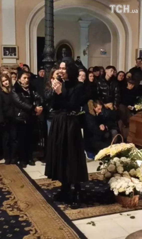 Саша Норова на прощанні з чоловіком 