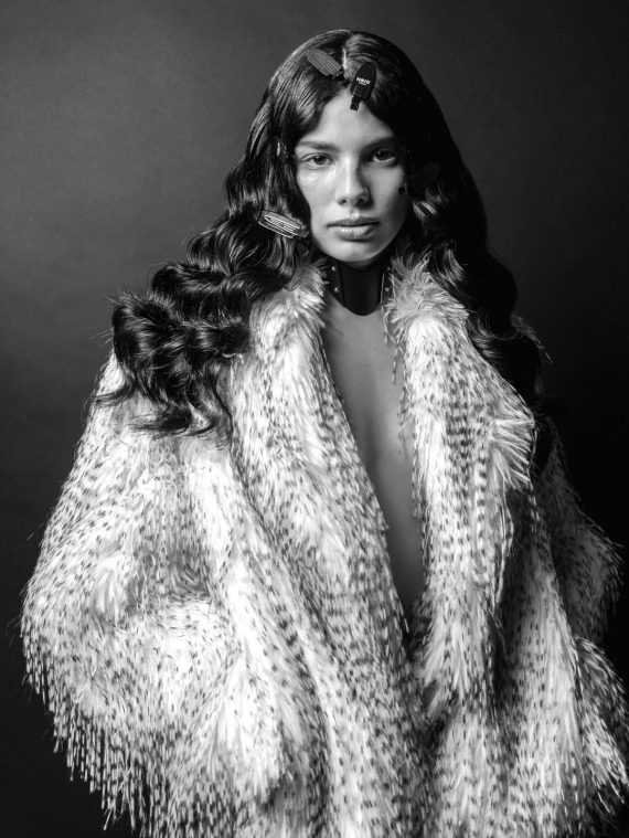 Мішель Андраде поділилася стильними кадрами зі студійної зйомки