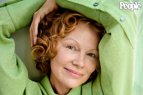 Памела Андерсон в елегантних вбраннях знялася для обкладинки глянцю