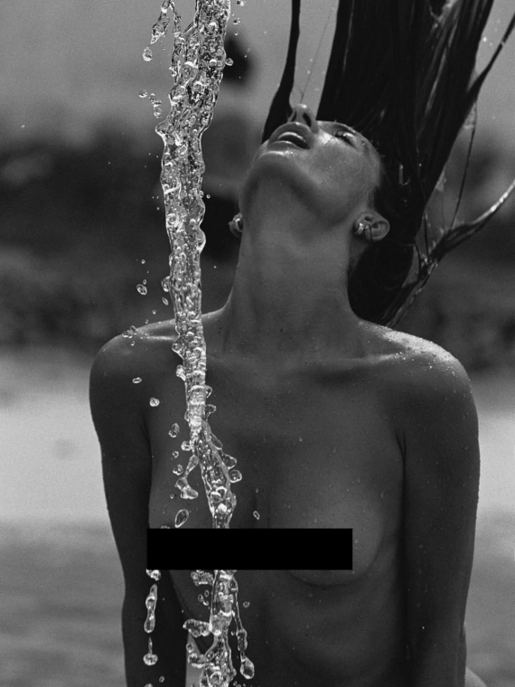 Алессандра Амбросіо похизувалася ідеальним тілом у басейні