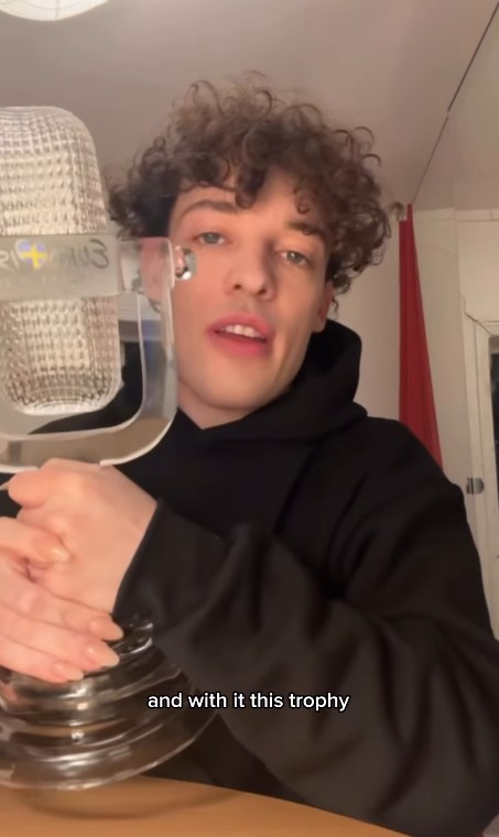 Nemo вернули кубок Евровидения-2024