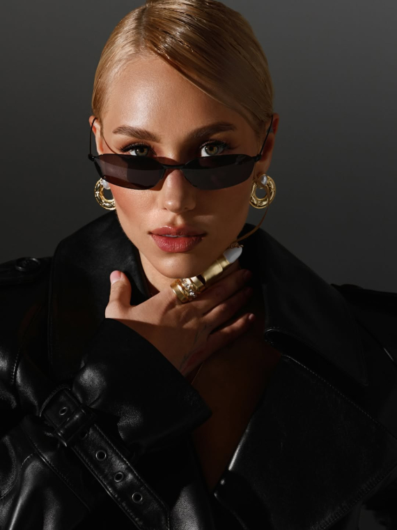 Даша Квіткова у прозорій спідниці та шкіряній куртці показала сексуальне тіло під час студійної зйомки