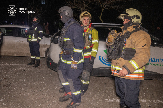 Російський дрон влучив у багатоповерхівку в Сумах: показали жахливі наслідки