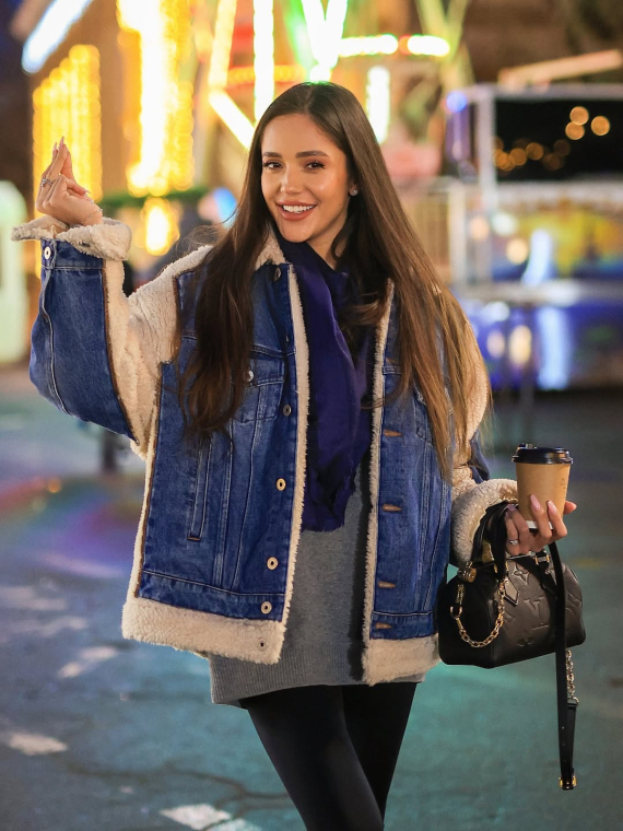 Даша Ульянова прогулялася атмосферною новорічною локацією столиці