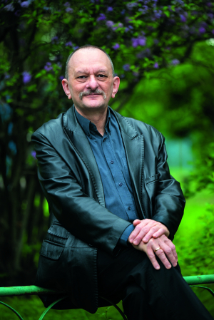 Олексій ПАНИЧ 65 років, філософ, культуролог, перекладач Народився 8 травня 1960-го в Одесі. 10-річним із сім’єю переїхав до Донецька. Навчався на філологічному факультеті тамтеш- нього університету. Працював на металургійному заводі та в шахті, в Горлівському педагогічному інституті іно- земних мов і Донецькому університеті. 1991-го з колегами організував і очолив Донецький гуманітарний інститут, пізніше – Гуманітарний інститут Донецького національного універси- тету. Викладав в американському Seton Hall University. Стажувався в Оксфорді та Мічиган- ському університеті. Доктор філософських наук, кандидат філологічних наук. Переклав українською ”Метафізику” Арістотеля і кількадесят книжок сучасних авторів (філософія, теологія, гуманітарні науки). Провідний науковий співробітник видавництва ”Дух і Літера”, професор філософії Української євангельської теологічної семінарії, член Укра- їнського центру Міжнародного ПЕН-клубу. У шлюбі. Дружина Олена Панич – історикиня, релігієзнавиця.