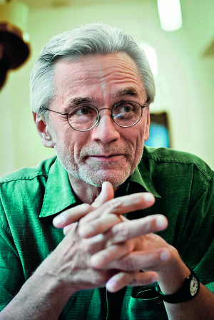 Олександр МОТИЛЬ 72 роки, історик, політолог, письменник Народився 21 жовтня 1953-го в Нью-Йорку, Сполучені Штати Америки. Батьки родом зі Львівщини. Вивчав історію та живопис у Колумбійському університеті. Захистив докторську дисертацію з політичних наук. Професор у Ратгерському університеті, США. Викладав у Колумбійському, Гарвардському, Лихайському університетах. У співавторстві видав хрестоматію про масові вбивства НКВД політичних в’язнів у Західній Україні влітку 1941 року. Автор досліджень ”Кінці імперії”, ”Пострадянські нації”. Видав збірку статей, блогів і колонок ”Україна проти Росії”. Опублікував збірки поезій ”Точки зникнення”, ”Переживання”. Автор романів ”Остання битва Пітуна”, ”Ардор”, ”Вовочка”, ”Фолл-Рівер”, ”Солодкий сніг”, ”Моя Орхідія”, ”Єврей, який був українцем”, ”Легковажність”, ”Хто вбив Андрія Ворголу” та ”Горілчаний отець”. Лауреат літературної премії Омеляна й Тетяни Антоновичів за твори українською мовою та українознавчі дослідження. Розлучений. Донька Катерина – професорка історії, захистила докторську дисертацію в Чиказькому університеті. Живе в Нью-Йорку