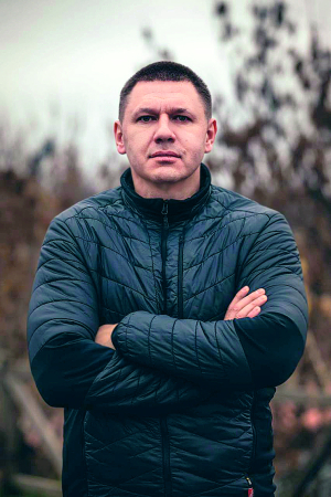 Олександр КАРПЮК Народився 24 травня 1982-го в Одесі. Батько – футболіст. Мати – інженер-конструктор у науково-дослідному інституті. 2000-го вступив до Придніпровської державної академії будівництва та менеджменту. Після її закінчення працював у сфері нерухомого майна. Із 2014 року почав вивчати українську мову і пізніше на неї перейшов. Із 2016-го почав розвивати снайперський напрям у Збройних силах. 2018-го став переможцем першого відкритого українського турніру зі стрільби на великі відстані. Брав участь у бойових діях на Донбасі. З початком повномасштабного вторгнення мобілізувався до 503 окремого батальйону морської піхоти на посаду снайпера. Брав участь у боях в Ірпені, Козаровичах і Пологах. У грудні 2022-го перевівся до 59 окремої мотопіхотної бригади імені Якова Гандзюка. Нині служить у другому батальйоні безпілотних систем, очолює напрям розвідувально-ударних дронів. Блогер, пише на воєнну тематику під ніком Serg Marco. Неодружений, дітей не має. Популяризатор снайпінгу (снайперська стрільба як мистецтво й наука високоточних пострілів на великі відстані, що вимагає не лише вправності зі зброєю, а й глибоких знань із маскування, балістики, топографії, психології та фізичної підготовки. – Країна) в ЗСУ. Улюблені місця – Київ та острів Ко Чанг у Таїланді. Смакує бограч. Із напоїв – лимонад із манго. Кілька років не вживає алкоголю. Улюблений актор – Ентоні Гопкіпс. Фільм – ”Достукатися до небес”. Історичний герой – Дмитро ”Да Вінчі” Коцюбайло. Хобі – WARHAMMER40000, масштабна настільна військово-тактична гра з мініатюрами, дія якої відбувається в похмурому майбутньому 41-го тисячоліття