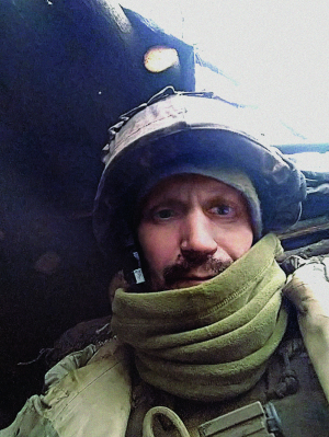 Іван СТОЛЯРЧУК 45 років, журналіст, військовий Народився 2 вересня 1980-го в Києві. Батько був музикант, мати працювала бухгалтером. Закінчив Київський університет туризму, економіки і права за спеціальністю ”Менеджер туризму”. З вересня 2005 року, тобто з першого випуску ”Газети по-українськи”, працює в компанії редактором відділу ”Культура”. Навесні 2023-го мобілізований до Збройних сил України. З вересня того ж року служить у 32 окремій механізованій Сталевій бригаді. Старший лейтенант. У шлюбі. Дружина Ганна займається маркетинговими дослідженнями. Виховують сина, 12-річного Павла. З дитинства – американофіл, захоплюється бейсболом. Найчастіше слухає класичний рок – якби на безлюдний острів можна було взяти лише одну платівку, то це був би один з альбомів The Beatles. Досліджує білоруську й литовську культуру. Улюблені письменники – Валерій Шевчук та Валер’ян Підмогильний. Подобаються фільми Джима Джармуша. Не їсть м’яса