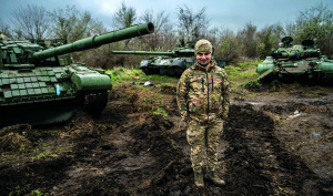 Євген ПАЛЬЧЕНКО 26 років, військовий Народився 22 січня 1999-го в селі Ометинці на Вінн иччині. Батьки виховали трьох синів.  Вступив до Національної академії сухопутних військ імені гетьмана Петра Сагайдачного у Льво- ві. Факультет – ”Бойове застосування військ”, спеціальність – ”Загальновійськовий командир танкового підрозділу”. Випустився 2020 року, і його направили на служ- бу в 59 окрему мотопіхотну бригаду імені Якова Гандзюка. 24 лютого 2022-го зустрів на Херсон- щині. Керуючи взводом танків, допоміг особовому складу бригади вийти з оточення під Олешками.  Три дні утримував оборону місцевого мосту, знищив ворожу техніку. Також обороняв Мішко- во-Погоріле під Миколаєвом. Герой України. Майор Збройних сил України. Нині перебуває на посаді начальника штабу танкового батальйону 59 окремої штурмової бригади у скла- ді Сил безпілотних систем. У шлюбі. Має двох доньок – 4-річну Емму й Аделі- ну, 1,6 року. Улюблений історичний герой – Степан Бандера.  Захоплюється історією. Смакує все, що готує дружина. Найбільше цінує в людях упевненість, чесність, прагнення до справедливості. Не тер- пить прискіпливості та брехні