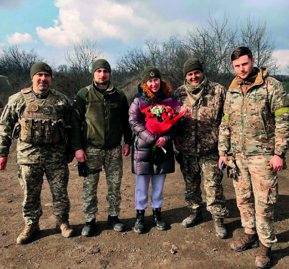 Березень 2022 року. Волонтерка Наталія Делієва з воїнами 18 батальйону 35 окремої бригади морської піхоти. На жаль, підполковник Сергій Дердуга (крайній праворуч) загинув у бою на Миколаївщині 3 червня 2022 року