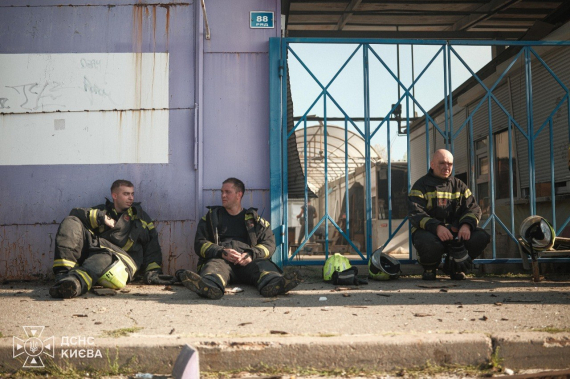 У Києві ліквідували пожежі після російської атаки, троє людей постраждали