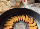 Персиковий панкейк на сковороді