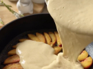 Персиковий панкейк на сковороді