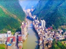 Самый узкий город мира удивляет масштабами: 400 тысяч человек на крошечном участке земли Янцзин в китайской провинции Юньнань