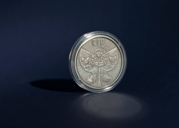 Монету виготовлено зі срібла 925 проби