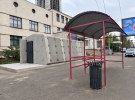 Первое мобильное укрытие рядом с остановкой общественного транспорта обустраивают в Киеве