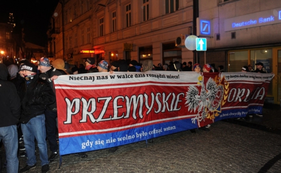 10 декабря в Перемышле состоялся ежегодный "Марш перемышльских и львовских орлят", во время которого, помимо прочих лозунгов участники скандировали: "Cмерть украинцам" и "Перемышль, Львов - всегда польские"