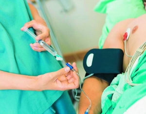 За допомогою крапельниці хворому вводять рідину, що дозволяє ”вимити” алкоголь і ток­сини з організму