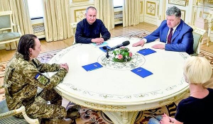 6 липня президент Петро Порошенко зуст­рівся із полковником ЗСУ Іваном Без'язиковим (на фото ліворуч), якого напередодні звільнили з по­­лону