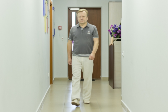 Алексей Онасенко, офтальмолог, беженец из Луганска: "Изменения должны произойти как можно быстрее. Потому мы теряем много ресурсов. Основной - человеческий. За границу массово выезжают мозги Украина - молодые программисты, инженеры, изобретатели. Люди, которые умеют, хотят зарабатывать и ищут для этого условия"