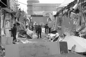 Розтрощені кіоски стихійного ринку поблизу станції метро Оболонь. Після знесення їх 15 грудня вцілілий товар розібрали мародери