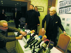 Іспанський тенор Хосе Каррерас (праворуч) під час прес-конференції в київському ­готелі ”Феірмонт”. Перед концертом у столичному Палаці ”Україна” співак відвідав хворих на лейкемію в дитячій клініці ”­Охматдит”