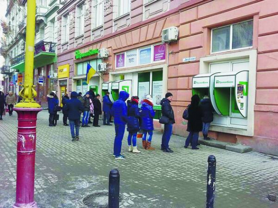 Черги біля банкоматів Приватбанку в Одесі 17 грудня. У вихідні українці знімали з рахунків по 1,5–2 мільярди гривень за добу
