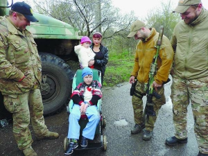 13-річного Дмитра Ружевича з села Сергіївка Слов’янського району Донеччини ”посвятили” в директори бібліотеки. Два роки листується з однолітками з усієї країни. Разом із листами діти надсилають книжки. Дмитро любить читати, але в шкільній та сільській бібліотеці бракує сучасної літератури, особливо — українською мовою. Хлопець організував у селі приватну читальню. Подаровані видання позначатиме своїм екслібрисом — знаком, що засвідчує власника книжки. Його для Дмитра виготовив київський волонтер.