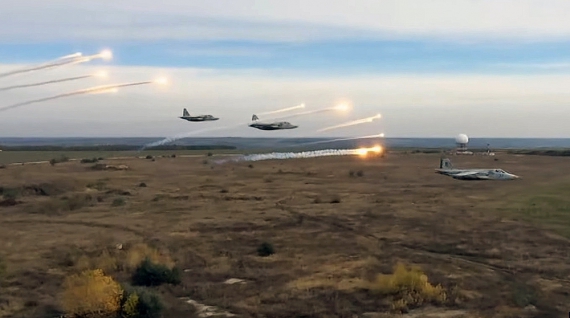 Штурмовики Су-25 выбрасывают тепловые ловушки для вражеских ракет