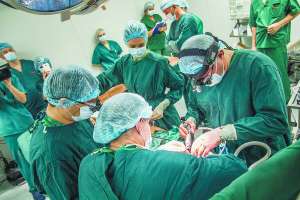 Польський кардіохірург Роман Пшибильський робить операцію разом із бригадою українських лікарів. Втручання тривало близько двох годин