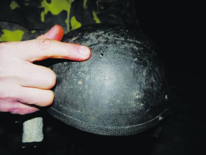 Шолом морського піхотинця 36-ї бригади Збройних сил України з позицій поблизу села Павлопіль Волноваського району на Донеччині прострелили наскрізь. Куля калібру 5,45 увійшла спереду і вийшла ззаду. Боєць не постраждав. — Шолом — державний, виданий армією, — каже командир роти, де служить солдат. — На відчуття — склеєний кусок мішка. Чудом вижив. Куля пройшла під кріпленням і ззаду вилетіла. Два тижні перед тим осколки полетіли в його бронежилет. А на ньому — ні подряпини. Зараз відправляємо Дениса у відпустку і на реабілітацію. Двічі в сорочці народився. Не треба більше спокушати фортуну. Шолом морпіхи обіцяють не здавати в тил, а передати в музей.