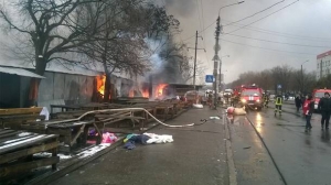 Полум’я на столичному ринку секонд-хенду понад три години гасили 92 пожежники. У цей час не працювали станції метро Лісова й Чернігівська