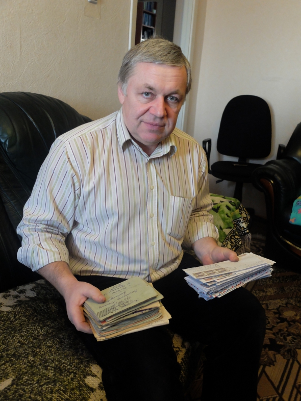 Петр Выговский показывает две пачки писем из заключения в Кировской области - отца и сына