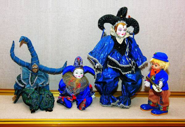 М’яких клоунів із порцеляновими обличчями Леонід Соколов зберігає з рештою ляльок у Музеї літератури
