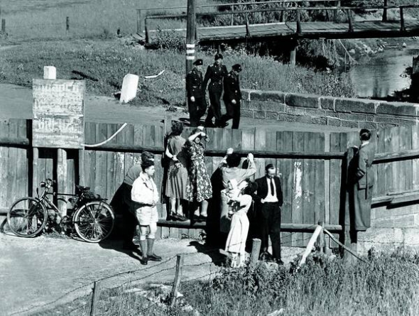 2 січня 1958-го жителі Західного Берліна заглядають через паркан, що відділяє їх від східної частини міста. За три з половиною роки тут зведуть цегляний мур