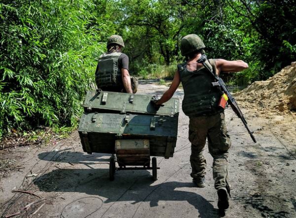 Українські військові 10 серпня везуть ящики з патронами на бойові позиції поблизу Авдіївки Донецької області