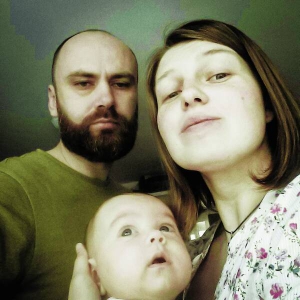 Андріана Стахів фотографується вдома із чоловіком Романом і донькою Терезою. Подружжя ­допомагає українським бійцям на фронті