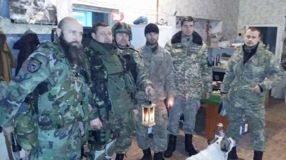 Волонтеры передают Вифлиемский огонь бойцав в Авдеевке