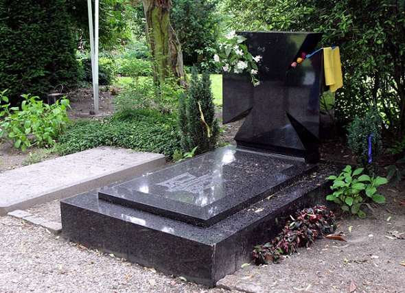 Могила Евгения Коновальца на кладбище “Кросвейк” в Роттердаме