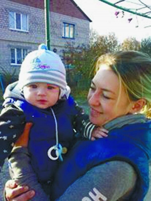 Ірина Черкашіна з міста Немирів на Вінниччині тримає сина Назара. Хлопчик від народження має алергію на всі продукти