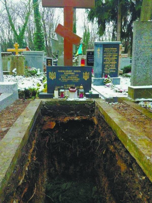 Могила українського поета Олександра Олеся-Кандиби та його дружини Віри Свадковської на Ольшанському цвинтарі у Празі. 3 січня їхні останки ексгумували. На цьому місці поховали Володимира Михайлишина. Відповідно до чеських законів, він сплачував ренту за місце на цвинтарі — щодесять років близько 20 тисяч гривень